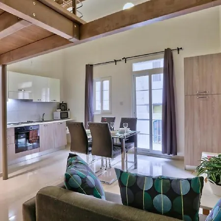 아파트 Exquisite 3-bedroom Duplex Penthouse With Jacuzzi In Centre *