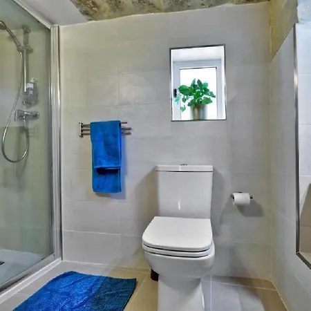 Exquisite 3-bedroom Duplex Penthouse With Jacuzzi In Centre 아파트 *