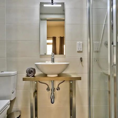 Exquisite 3-bedroom Duplex Penthouse With Jacuzzi In Centre 아파트