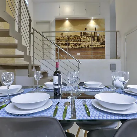 아파트 Exquisite 3-bedroom Duplex Penthouse With Jacuzzi In Centre *