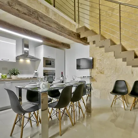 Exquisite 3-bedroom Duplex Penthouse With Jacuzzi In Centre *