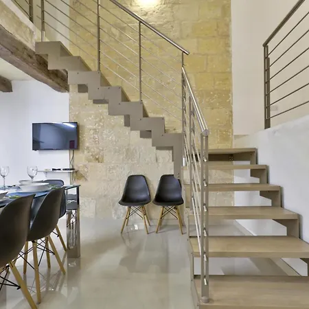 아파트 Exquisite 3-bedroom Duplex Penthouse With Jacuzzi In Centre *