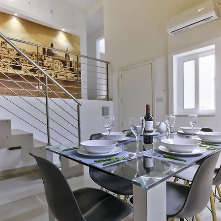 Exquisite 3-bedroom Duplex Penthouse With Jacuzzi In Centre *