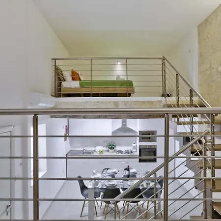 Exquisite 3-bedroom Duplex Penthouse With Jacuzzi In Centre