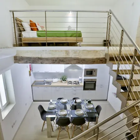Апартаменты Exquisite 3-bedroom Duplex Penthouse With Jacuzzi In Centre *