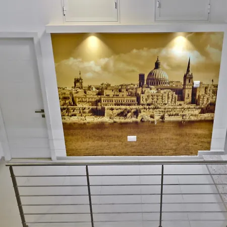 Exquisite 3-bedroom Duplex Penthouse With Jacuzzi In Centre *