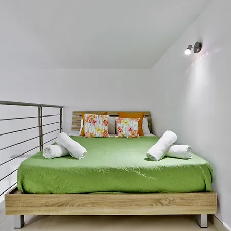 Exquisite 3-bedroom Duplex Penthouse With Jacuzzi In Centre