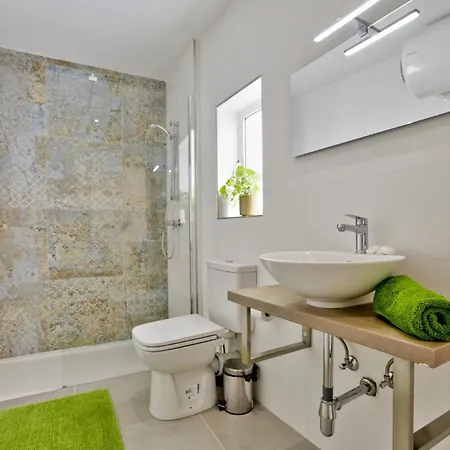 Exquisite 3-bedroom Duplex Penthouse With Jacuzzi In Centre