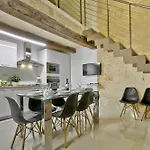 Exquisite 3-bedroom Duplex Penthouse With Jacuzzi In Centre *