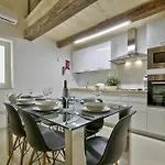 Exquisite 3-bedroom Duplex Penthouse With Jacuzzi In Centre Apartamento