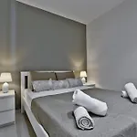 Exquisite 3-bedroom Duplex Penthouse With Jacuzzi In Centre La Valeta