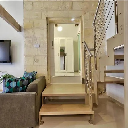 Exquisite 3-bedroom Duplex Penthouse With Jacuzzi In Centre Apartment