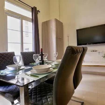Exquisite 3-bedroom Duplex Penthouse With Jacuzzi In Centre Apartment Valletta