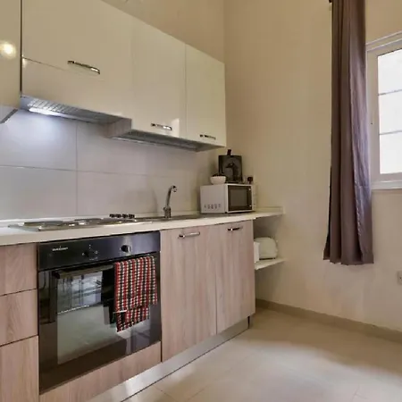 Exquisite 3-bedroom Duplex Penthouse With Jacuzzi In Centre Apartment