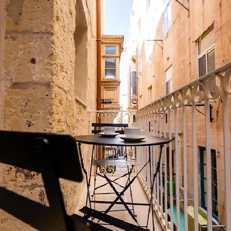 Apartment Exquisite 3-bedroom Duplex Penthouse With Jacuzzi In Centre Valletta