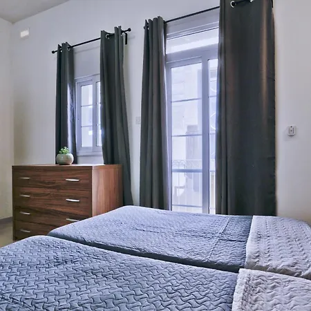 Exquisite 3-bedroom Duplex Penthouse With Jacuzzi In Centre *