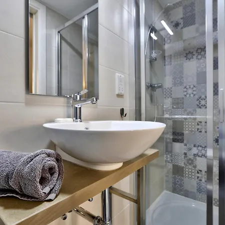 Apartment Exquisite 3-bedroom Duplex Penthouse With Jacuzzi In Centre