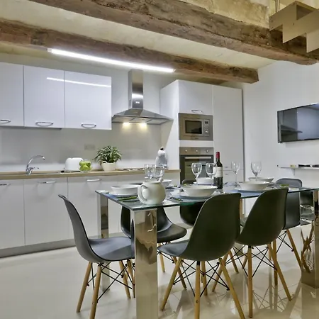 Exquisite 3-bedroom Duplex Penthouse With Jacuzzi In Centre Valletta