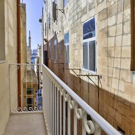 Exquisite 3-bedroom Duplex Penthouse With Jacuzzi In Centre