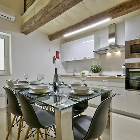 Exquisite 3-bedroom Duplex Penthouse With Jacuzzi In Centre Apartment