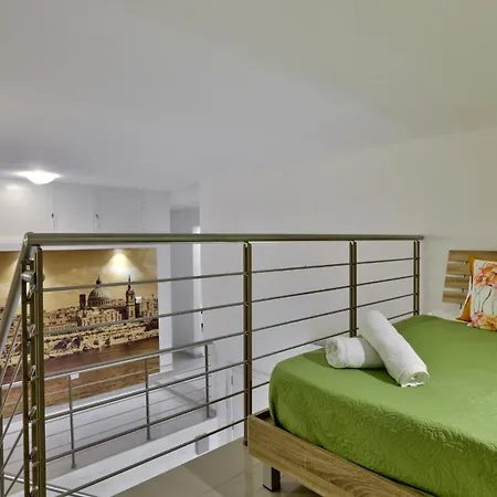 Exquisite 3-bedroom Duplex Penthouse With Jacuzzi In Centre Apartment *