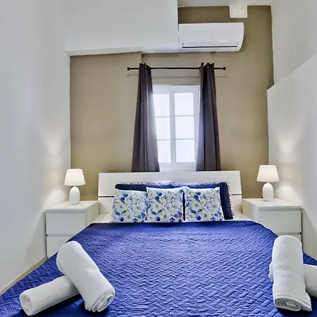 アパート Exquisite 3-bedroom Duplex Penthouse With Jacuzzi In Centre バレッタ