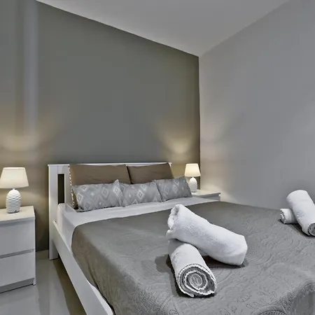 Exquisite 3-bedroom Duplex Penthouse With Jacuzzi In Centre La Valletta