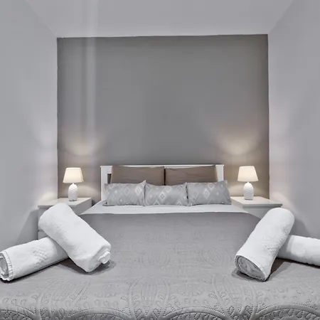 Exquisite 3-bedroom Duplex Penthouse With Jacuzzi In Centre Appartamento