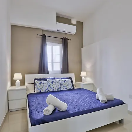 Exquisite 3-bedroom Duplex Penthouse With Jacuzzi In Centre Apartment