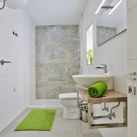 Exquisite 3-bedroom Duplex Penthouse With Jacuzzi In Centre Appartamento *