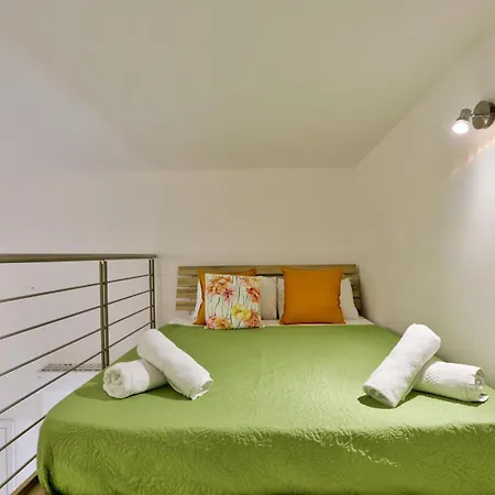 Apartment Exquisite 3-bedroom Duplex Penthouse With Jacuzzi In Centre *