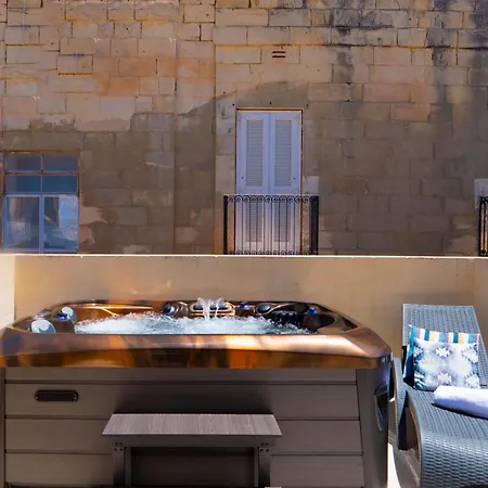 Exquisite 3-bedroom Duplex Penthouse With Jacuzzi In Centre Apartment