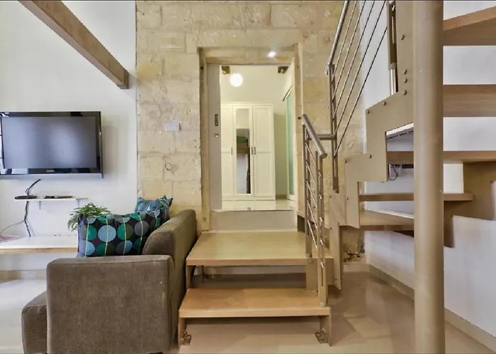 Exquisite 3-bedroom Duplex Penthouse With Jacuzzi In Centre Lejlighed