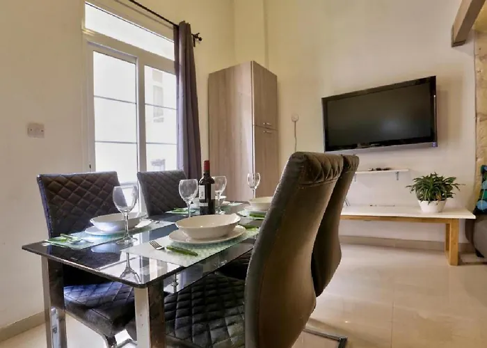 Exquisite 3-bedroom Duplex Penthouse With Jacuzzi In Centre Lejlighed Valletta