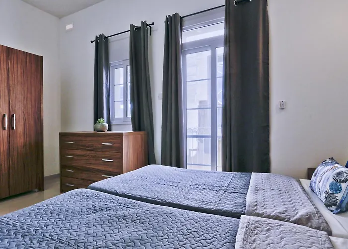 Exquisite 3-bedroom Duplex Penthouse With Jacuzzi In Centre *