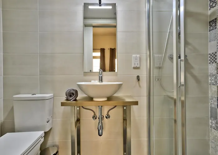 Exquisite 3-bedroom Duplex Penthouse With Jacuzzi In Centre Lejlighed