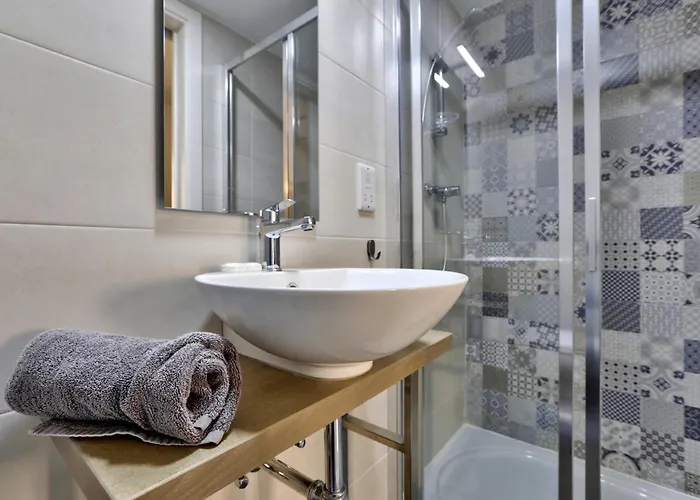 Lejlighed Exquisite 3-bedroom Duplex Penthouse With Jacuzzi In Centre