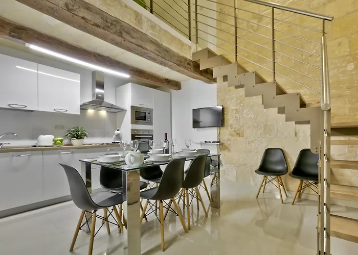 Exquisite 3-bedroom Duplex Penthouse With Jacuzzi In Centre *