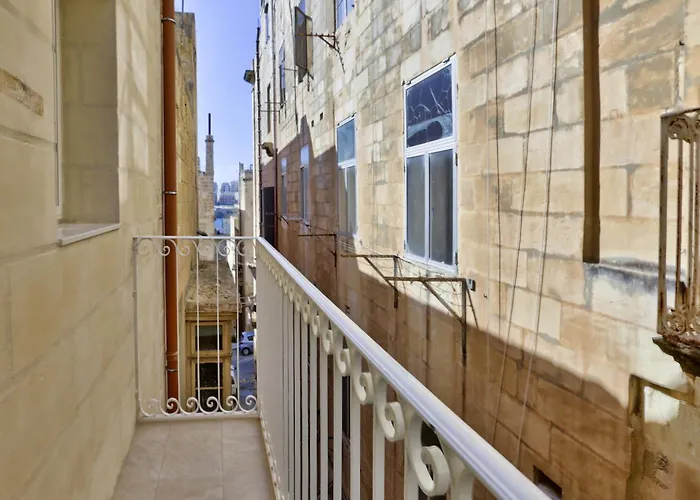 Exquisite 3-bedroom Duplex Penthouse With Jacuzzi In Centre