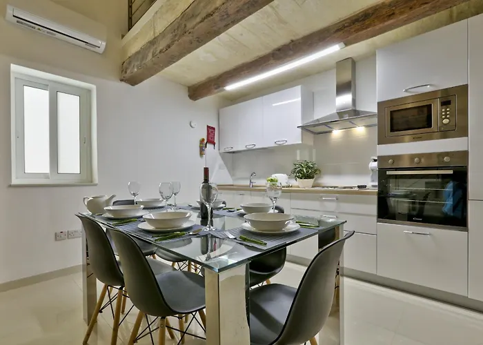 Exquisite 3-bedroom Duplex Penthouse With Jacuzzi In Centre Lejlighed