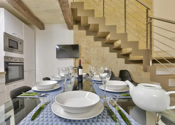 Lejlighed Exquisite 3-bedroom Duplex Penthouse With Jacuzzi In Centre