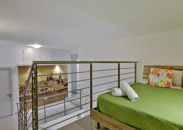 Exquisite 3-bedroom Duplex Penthouse With Jacuzzi In Centre Lejlighed *