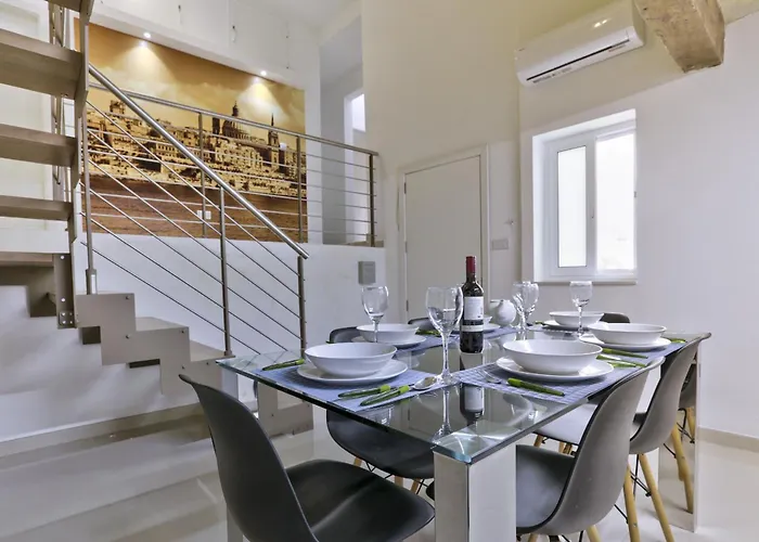 Exquisite 3-bedroom Duplex Penthouse With Jacuzzi In Centre *