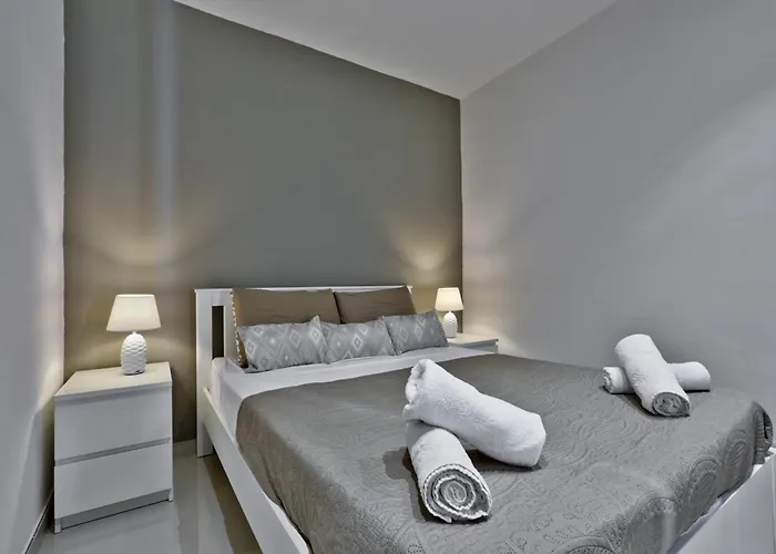 Exquisite 3-bedroom Duplex Penthouse With Jacuzzi In Centre Valletta