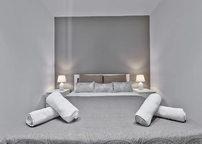 Exquisite 3-bedroom Duplex Penthouse With Jacuzzi In Centre Lejlighed