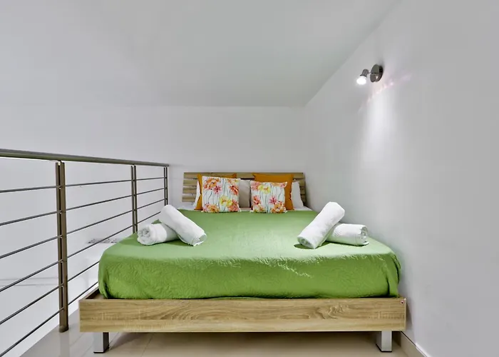 Exquisite 3-bedroom Duplex Penthouse With Jacuzzi In Centre