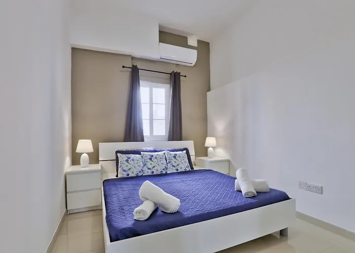 Exquisite 3-bedroom Duplex Penthouse With Jacuzzi In Centre Lejlighed