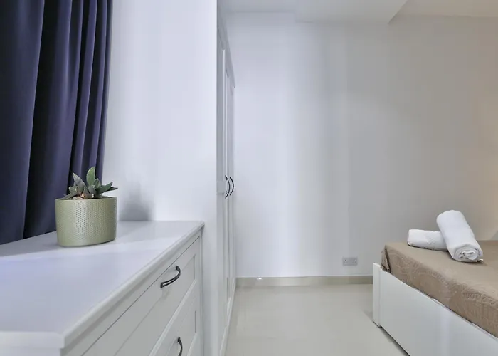 Lejlighed Exquisite 3-bedroom Duplex Penthouse With Jacuzzi In Centre