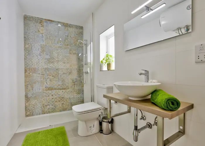 Exquisite 3-bedroom Duplex Penthouse With Jacuzzi In Centre