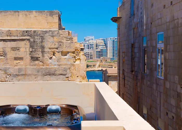 Exquisite 3-bedroom Duplex Penthouse With Jacuzzi In Centre Lejlighed *